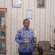 Plt. Kabid Kebudayaan Disdikbud Aceh Timur, Suryadi, memperlihatkan plakat yang diraih dalam PKA-8 Tahun 2023 di ruang kerjanya di Idi, Jumat (17/11). Waspada/H. Muhammad Ishak