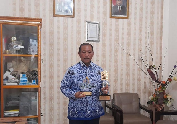Plt. Kabid Kebudayaan Disdikbud Aceh Timur, Suryadi, memperlihatkan plakat yang diraih dalam PKA-8 Tahun 2023 di ruang kerjanya di Idi, Jumat (17/11). Waspada/H. Muhammad Ishak