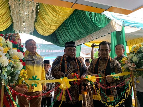 Plt Sekda Yusrizal ST saat melakukan penguntingan pita terlihat dalam gambar. Waspada/Seh Muhammad Amin