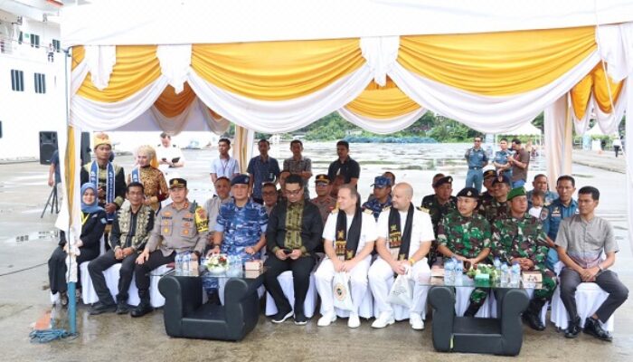 Kapal Pesiar MS Crystal Symphony Singgah Di Teluk Sabang