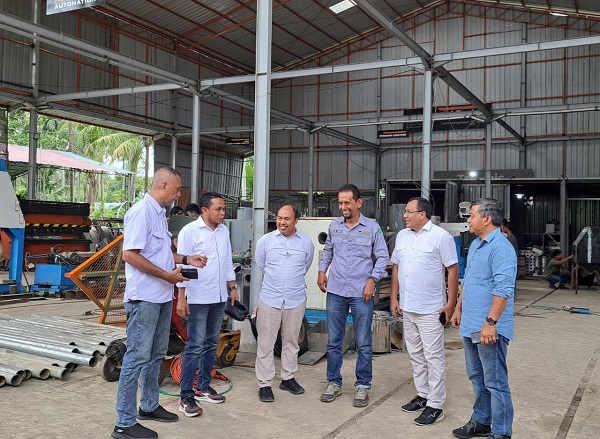 Kunjungan Tim Konsorsium Politeknik Penguatan Kemitraan Vokasi Aceh untuk melihat langsung salah satu usaha manufaktur terbaik Aceh di Gampong Tanjung, Kabupaten Aceh Besar, Selasa (13/11). Waspada/Ist