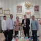 Pj.Wali Kota Banda Aceh Amiruddin menyambut kedatangan Duta Besar Palestina untuk Indonesia Zuhair SM Al Shun di pendopo Wali Kota, Jumat (17/11/23). (Waspada/T.Mansursyah)