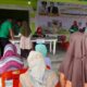 Warga Kecamatan Singkil terlihat mengantre menunggu panggilan pembelian sembako murah, di stand GPM Desa Ujung, Jumat (17/11). WASPADA/Ariefh.