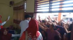 Terlihat warga berdesakan yang hendak mengambil kupon, untuk pembelian paket sembako GPM di Aula Kecamatan Simpang Kanan, Rabu (22/11). WASPADA/Ariefh
