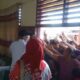 Terlihat warga berdesakan yang hendak mengambil kupon, untuk pembelian paket sembako GPM di Aula Kecamatan Simpang Kanan, Rabu (22/11). WASPADA/Ariefh