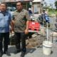 Pemko Pematangsiantar melalui Plt Kadis PUTR Sofian Purba (kiri) memohon maaf atas kerusakan Jl. Sibolga, depan SMPN 12, Kel. Karo, Kec. Siantar Selatan saat meninjau jalan rusak itu bersama Kadis Kominfo Johannes Sihombing (kanan), Sabtu (18/11).(Waspada-Ist).