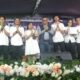 Bupati Toba, Poltak Sitorus foto bersama juara 1 festival lagu dan musik, Suarahita Kustik dari Balige. Waspada/Ramsiana Gultom