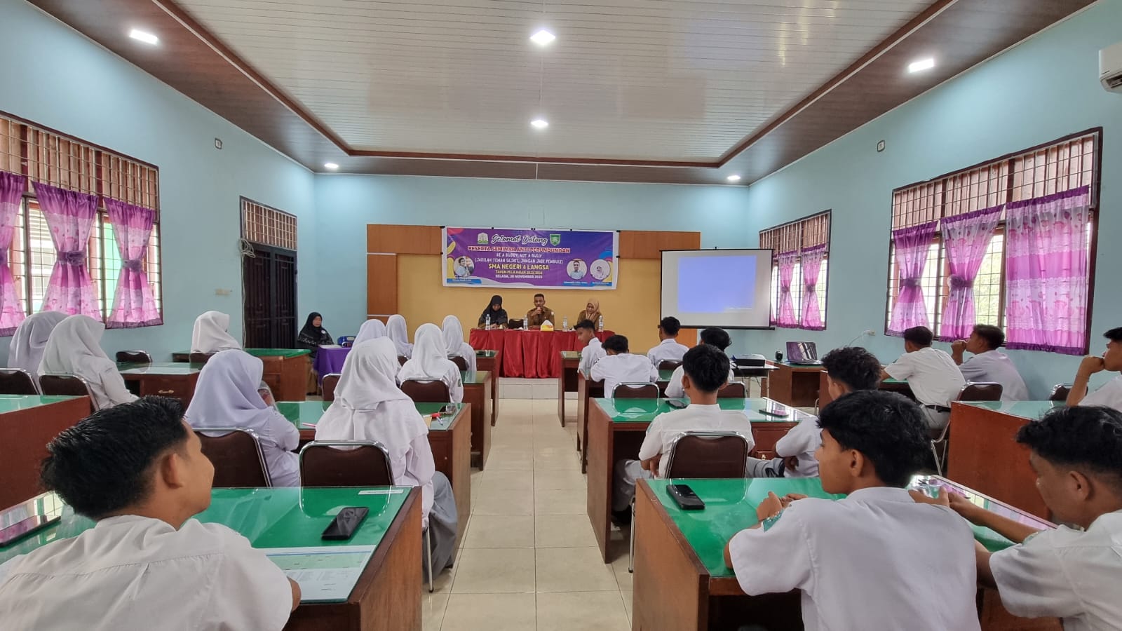 Kepala SMAN 4 Langsa, Salamuddin MPd, saat memberikan arahannya dalam seminar anti perundungan (Bullying) dikalangan pelajar, di aula sekolahnya, Selasa (28/11).Waspada/Rapian
