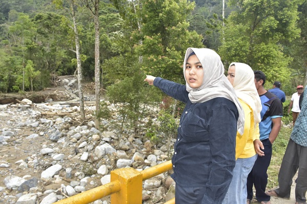 Wakil Bupati Madina Atika Azmi Utammi Nasution didampingi sejumlah pimpinan OPD meninjau ke beberapa desa di Kec. Ulupungkut, usai dilanda banjir bandang, Minggu (19/11). Waspada/Ist