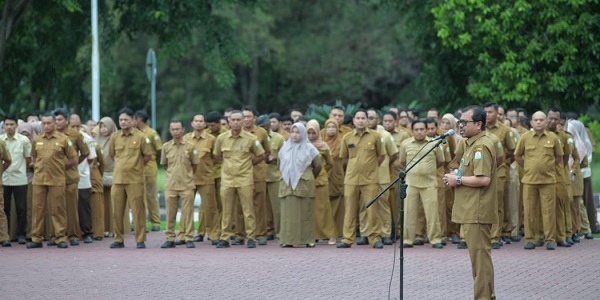 Asisten III Sekda Aceh, Azwardi AP, memberikan amanat saat memimpin apel pagi yang dihadiri para Asisten, Kepala Biro beserta Pejabat Esselon III & IV dan jajaran pada lingkungan Setda Aceh dan BPKA, di Halaman Kantor Gubernur Aceh, Banda Aceh, Senin (20/11). (Waspada/Zafrullah)
