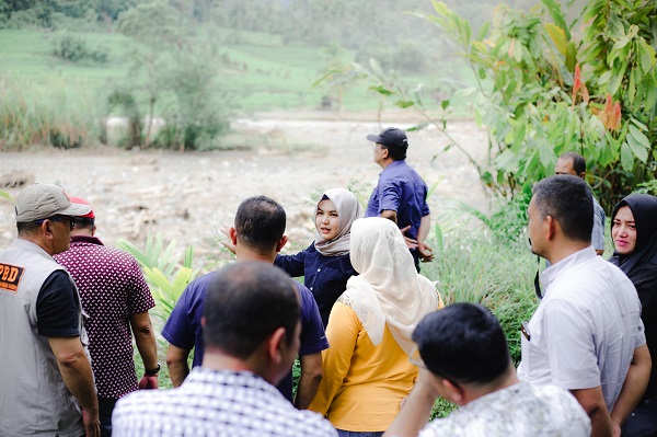 Wabup Madina Atika Azmi Utammi Nasution didampingi sejumlah pimpinan OPD meninjau langsung pasca banjir bandang di sejumlah desa Kec. Ulupungkut, Kab. Madina. Waspada/Ist