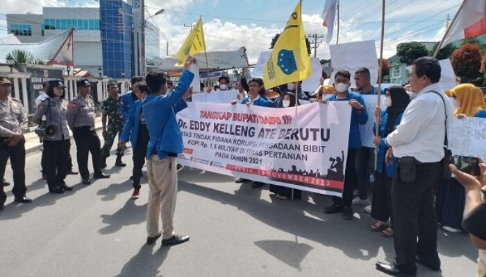 Puluhan Mahasiswa Demo Desak Agar Bupati Ditangkap