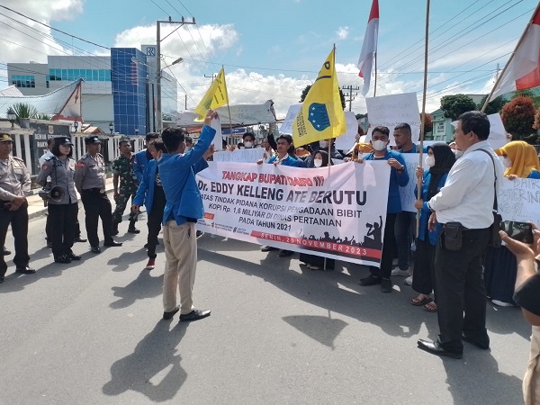 PARA Mahasiswa saat berada di halaman gedung DPRD.Waspada/Natar Manalu.