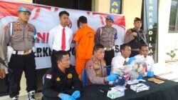 Kapolres Langsa, AKBP Muhammadun, SH diwakili Kabag Ops AKP Dahlan, SE didampingi Kasat Reskrim, Ipda Rahmad, S.Sos dan Kasi Humas, Iptu Tri Mulyono dalam konferensi pers ustadz cabul MR di Mapolres Langsa, Senin (20/11). Waspada/dede
