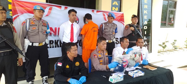 Kapolres Langsa, AKBP Muhammadun, SH diwakili Kabag Ops AKP Dahlan, SE didampingi Kasat Reskrim, Ipda Rahmad, S.Sos dan Kasi Humas, Iptu Tri Mulyono dalam konferensi pers ustadz cabul MR di Mapolres Langsa, Senin (20/11). Waspada/dede