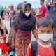 Imigran Rohingya saat turun dari kapal dan mendarat di Pantai Kulee, Kecamatan Batee, Kabupaten Pidie, Waspada/Muhammad Riza