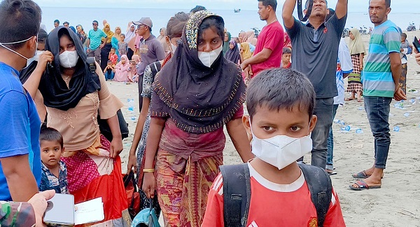 Imigran Rohingya saat turun dari kapal dan mendarat di Pantai Kulee, Kecamatan Batee, Kabupaten Pidie, Waspada/Muhammad Riza