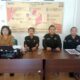 Ketua Panwaslu Kecamatan Sidamanik, Harianto Girsang (tengah) bersama anggota, saat menyampaikan keterangan pers kepada wartawan, Senin (20/11).(Waspada/ist).