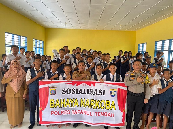 Satuan Binmas (Sat Binmas) Polres Tapteng Sosialisasi Bahaya Narkotika di SMP Negeri 3 Tukka Kecamatan Tukka, Kabupaten Tapanuli Tengah, Senin (20/11). Waspada/ist