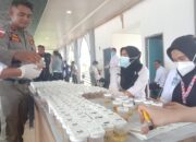 Urine tenaga kontrak di jajaran Pemkab Aceh Timur, dikumpulkan untuk dites di Tribun Lapangan Pusat Pemerintahan Kabupaten Aceh Timur, Senin (20/11). Waspada/H. Muhammad Ishak