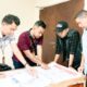 Ketua Bawaslu Kota Langsa, Taufiqurrahman saat melakukan pengawasan Pengadaan Logistik Pemungutan Suara Pemilu 2024 di PT Gramedia Cikarang, Bekasi, Rabu (29/11). Waspada/Ist
