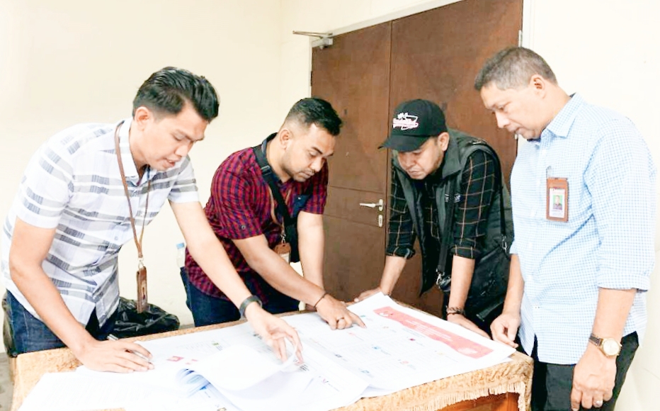 Ketua Bawaslu Kota Langsa, Taufiqurrahman saat melakukan pengawasan Pengadaan Logistik Pemungutan Suara Pemilu 2024 di PT Gramedia Cikarang, Bekasi, Rabu (29/11). Waspada/Ist