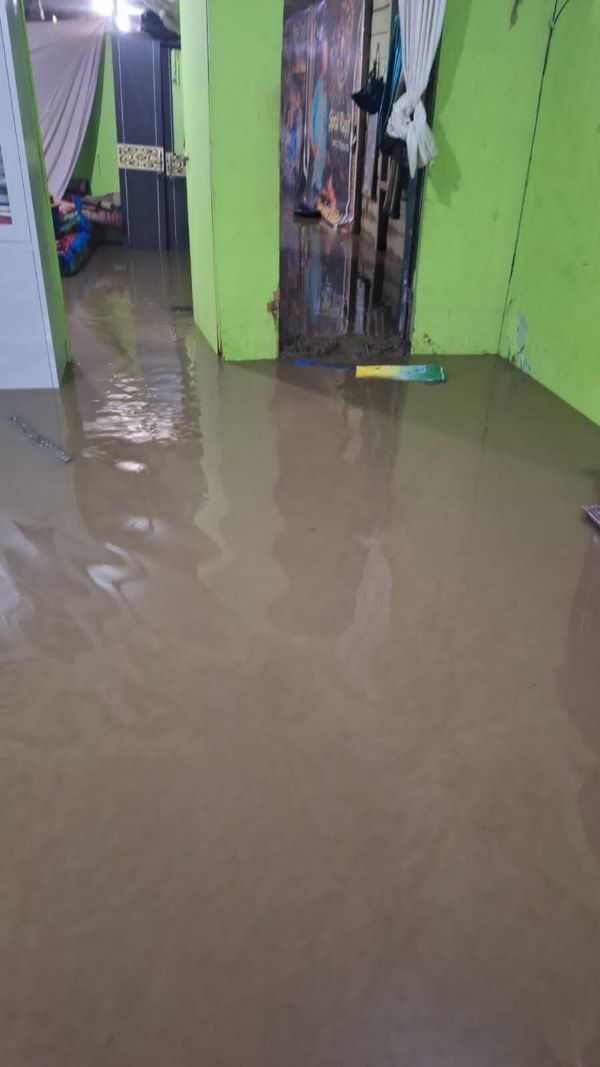 Sejumlah rumah warga tergenang banjir terlihat dalam gambar. Waspada/Seh Muhammad Amin