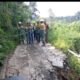 Tim Dinas PUPR Madina bekerjasama dengan PT SMGP turun ke lokasi, Senin (20/11), setelah jalan Sibanggor-Maga Pasar terputus saat hujan deras. Waspada/Ist