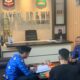 Kepala Satpol - PP dan Wilayatul Hisbah (WH) Heri Maulana merangkul Oknum Sipir Lapas Lhokseumawe ikut pembinaan di Dayah Tharbiyah Kandang, Rabu (29/11). Waspada/Zainuddin Abdullah