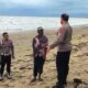 Kapolsek Peudawa Ipda Hendra Kurniawan, bersama anggota mewawancarai nelayan saat berpatroli di wilayah hukumnya di Peudawa, Aceh Timur, Selasa (21/11). Waspada/H. Muhammad Ishak