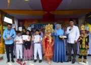 Kepala MIN 2 Langsa, Uziana, saat berfoto bersama pada gebyar kreasi seni dan literasi ke-3, di halaman Madrasah setempat, Selasa (21/11). Waspada/Rapian