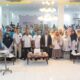 Para Civitas Akademi Universitas Serambi Mekkah, Tim Mafindo Aceh, Fasilitator Sekolah Kebangsaan dan seluruh peserta foto bersama sesaat sebelum pelaksanaan kegiatan, di Banda Aceh, Senin (20/11). (Waspada/Ist)