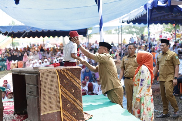 Bupati Madina HM Jafar Sukhairi Nasution dan Ketua TP PKK Madina Eli Mahrani Jafar Sukhairi Nasution meresmikan MDA Al Hidayat di Desa Bangunpurba, Lembah Sorik Marapi, Madina, Selasa (21/11). Waspada/Ist