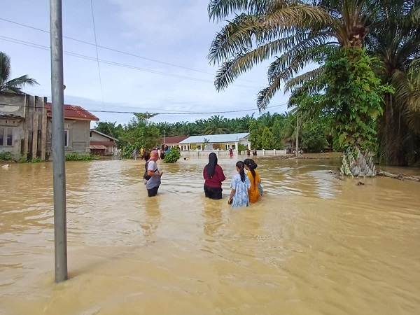 Kondisi banjir di Desa Piasa Hulu l, Kec Tinggi Raja, Kab Asahan, banjir ini kiriman ini karena luapan sungai akibat tingginya curah hujan di hulu. Waspada/Ist