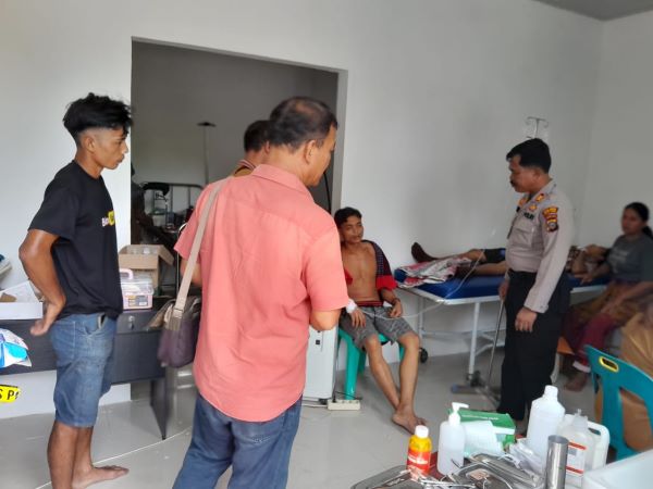 Dua orang korban luka-luka tertimpa pohon tumbang saat menjaga pohon durian di Desa Purba Tua Kecamatan Barus Utara, Kabupaten Tapanuli Tengah sedang dirawat di RSUD Pandan. Waspada/ist