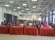 Undangan, mahasiswa dan para orang tua penerima beasiswa pada acara Penandatanganan Pemberian Beasiswa Pemko Subulussalam.(Waspada/Khairul Boangmanalu)