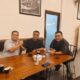 Tiga tokoh terlibat diskusi serius tapi santai di Lopo Mandailing Cofee (dekat Masjid Agung Nur Ala Nur Panyabungan), Selasa (21/11) malam. Waspada/Irham H. Nasution