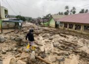 Pemukiman warga di Agara dilanda banjir bercampur lumpur terlihat dalam gambar. Waspada/Seh Muhammad Amin