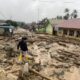 Pemukiman warga di Agara dilanda banjir bercampur lumpur terlihat dalam gambar. Waspada/Seh Muhammad Amin