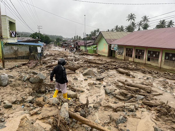 Pemukiman warga di Agara dilanda banjir bercampur lumpur terlihat dalam gambar. Waspada/Seh Muhammad Amin