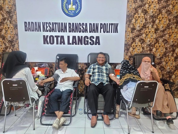 Kepala Kesbangpol Kota Langsa, Drs Zulhadisyah S MSP, (tengah--) saat mendonorkan darahnya, di aula Kesbangpol Langsa, Rabu (22/11). Waspada/Rapian