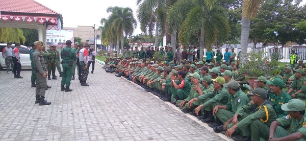 Anggota Linmas Kabupaten Aceh Barat mengikuti latihan di halaman Kantor Bupati Aceh Barat, Rabu (22/11).(Waspada/Muji Burrahman)