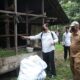 Kepala Dinas Pertanian, Jakfar menyemprot disinfektan ke kandang ternak saat berkunjung langsung ke Gampong Blang Kiree, Kecamatan Darul Kamal sebagai upaya pencegahan penyebaran PMK di Darul Kamal, Selasa (21/11). (Waspada/Ist)