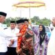Sekda Kabupaten Simeulue Asludin, mengalungkan syal khas Simeulue kepada Ketua kafilah MTQ Aceh Besar Farhan AP saat tiba di Pelabuhan Sinabang, Kabupaten Simeulue, Rabu (22/11). (Waspada/Ist)