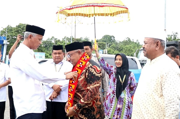 Sekda Kabupaten Simeulue Asludin, mengalungkan syal khas Simeulue kepada Ketua kafilah MTQ Aceh Besar Farhan AP saat tiba di Pelabuhan Sinabang, Kabupaten Simeulue, Rabu (22/11). (Waspada/Ist)
