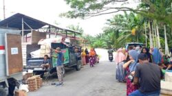 Petugas Disperindagkop saat menggelar operasi pasar keliling, di Desa Pea Bumbung yang merupakan kawasan langganan banjir di Kecamatan Singkil. WASPADA/Ariefh