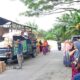 Petugas Disperindagkop saat menggelar operasi pasar keliling, di Desa Pea Bumbung yang merupakan kawasan langganan banjir di Kecamatan Singkil. WASPADA/Ariefh