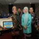 Penjabat Gubernur Aceh, Achmad Marzuki, didampingi Bunda Literasi Aceh, Ny. Ayu Marzuki, saat menyerahkan piagam penghargaan kepada Duta Arsip Aceh, pada kegiatan Hari Kunjungan Perpustakaan di Gedung Perpustakaan Wilayah Aceh, Rabu (22/11). (Waspada/Zafrullah)