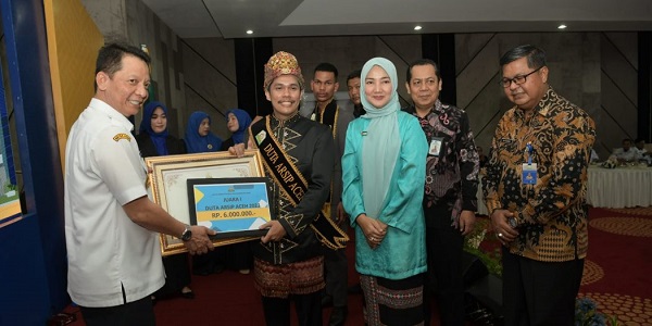 Penjabat Gubernur Aceh, Achmad Marzuki, didampingi Bunda Literasi Aceh, Ny. Ayu Marzuki, saat menyerahkan piagam penghargaan kepada Duta Arsip Aceh, pada kegiatan Hari Kunjungan Perpustakaan di Gedung Perpustakaan Wilayah Aceh, Rabu (22/11). (Waspada/Zafrullah)