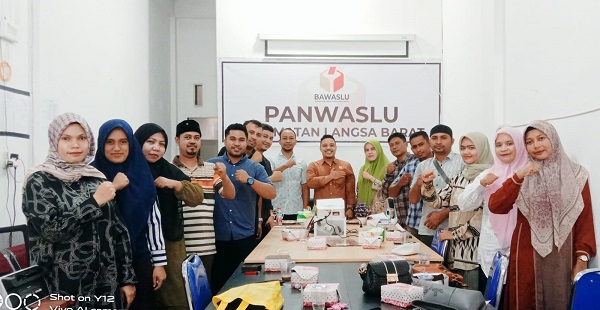 Komisioner KIP Kota Langsa Divisi Teknis Penyelenggara Pemilu Muhammad Al Fadal, M.Si (Tengah) bersama Panwaslucam dan PKD dalam wilayah Langsa Barat, di Sekretariat Panwaslucam setempat, Rabu (22/11). Waspada/Munawar